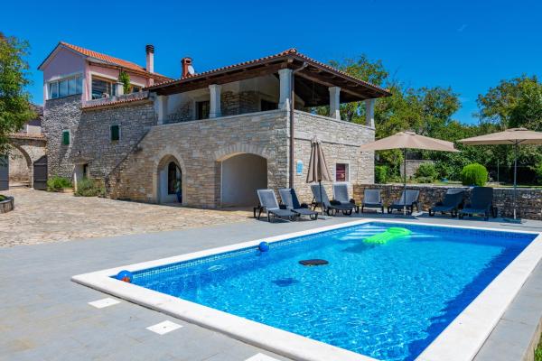 Villa Lastavica pod Ruzon, two beautiful villas in the heart of Istria, Reserva ahora  Hoteles con piscina en Heki, Piscina
