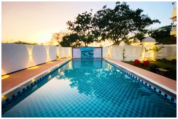 Hotel The Udaipur Luxurious Villa Udaipur With Swimming Facility, Prenota  Hotel a Rajasthan con piscina, Piscina