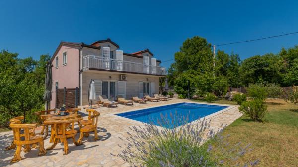 Villa Ivana-Makarska by Villas Guide, Buchen Sie  Hotels in Gespanschaft Split-Dalmatien mit Pool, Schwimmbad