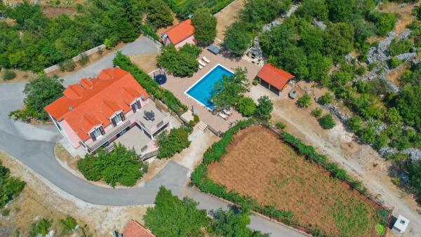 Villa Stipe - Makarska by Villas Guide, Buchen Sie  Hotels in Gespanschaft Split-Dalmatien mit Pool, Schwimmbad