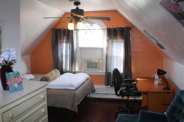 Whitney Wonder, Buchen Sie  Hartford 