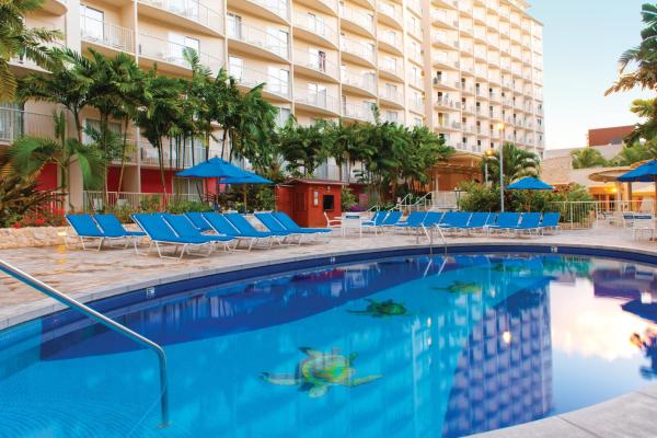 Wyndham Waikiki Beach Walk 2BR Apartment with Resort Access, Buchen Sie Ferienwohnung Hotels mit Pool in Oahu, Schwimmbad