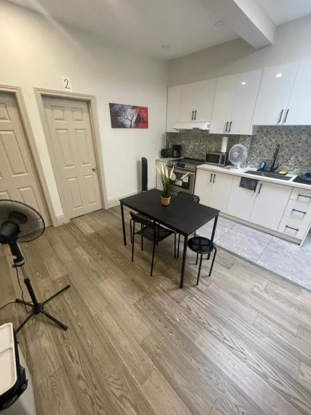 King-Queen Walk-in Residence - Walk to CN TOWER,SUBWAY,CONCERTS,PUBS,PARKING, Prenota  Toronto 