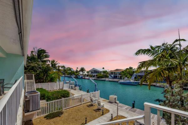 Sunny Waterfront Key Colony 3BR 3BA Villa w Dock, Buchen Sie  Key Colony Beach 