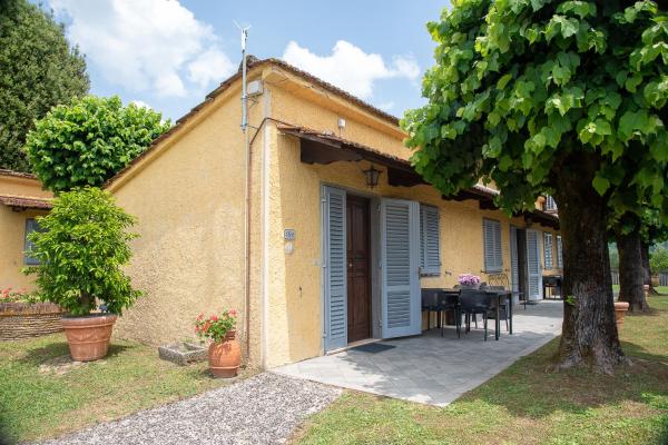 Le Casine Lazzareschi, Buchen Sie  Hotels mit Pool in Capannori, Schwimmbad