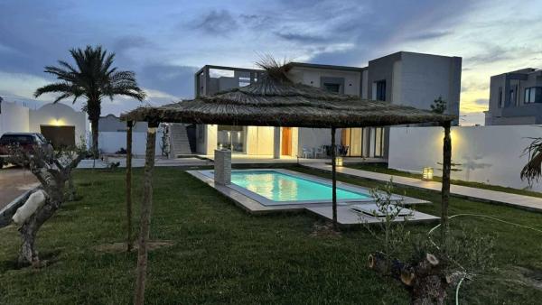 Djerba Villa De Luxe, Prenota  Hotel con piscina a Djerba Ajim, Piscina
