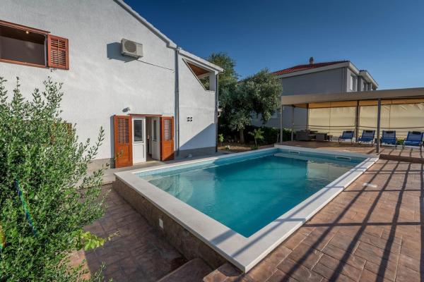 Nice apartment with private heated pool in Villa Lahor, Buchen Sie Ferienwohnung Hotels in Gespanschaft Split-Dalmatien mit Pool, Schwimmbad