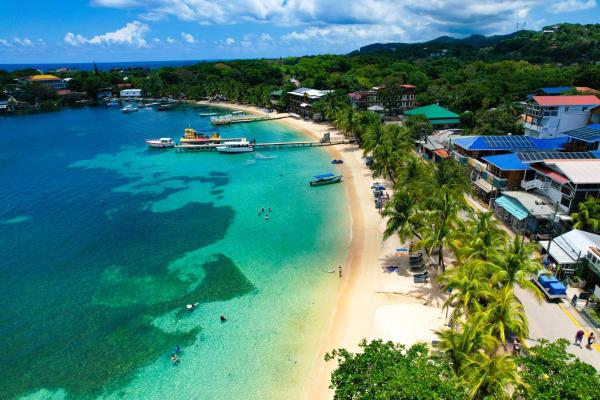 Villa con piscina privada, West Bay Roatan, Buchen Sie  Hotels in Coxen Hole mit Parkplatz, Parkplätze
