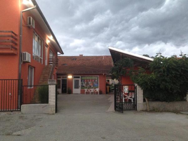Prenociste Ruza, Buchen Sie  Hotels in Zentralserbien mit Parkplatz, Parkplätze