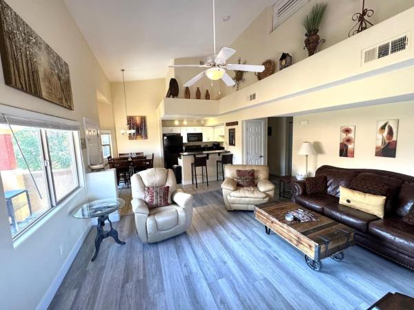 Bright and Spacious 2 Story Condo, Buchen Sie  Hotels mit Pool in Nevada, Schwimmbad