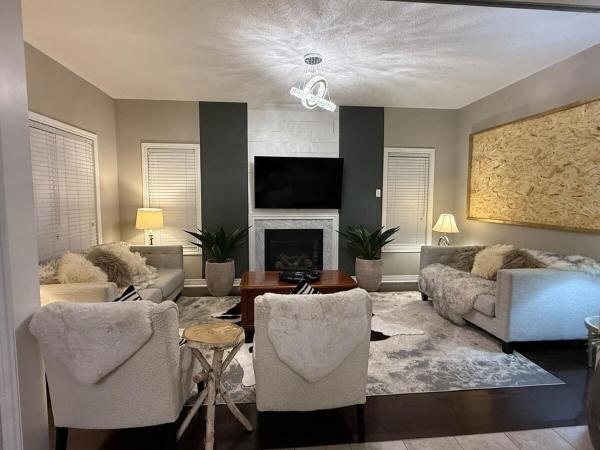 Luxurious Villa 3 Living Rooms, 1 sofa bed, 4 bedrooms, 4 Beds, 4 Toilets, 1 hour To Toronto, Buchen Sie  Oshawa Durham Region