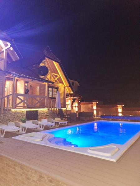 Apartmani brvnara gajevi, Buchen Sie  Hotels mit Pool in Zentralserbien, Schwimmbad