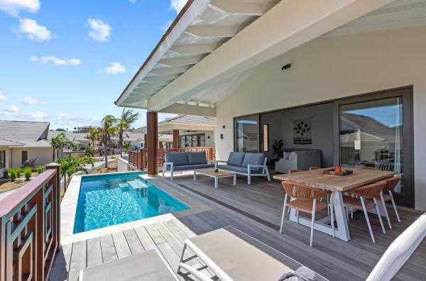 Blue Bay - Jazmyn 41 Villa, Book  Blue Bay Hotels with a Parking, Parking