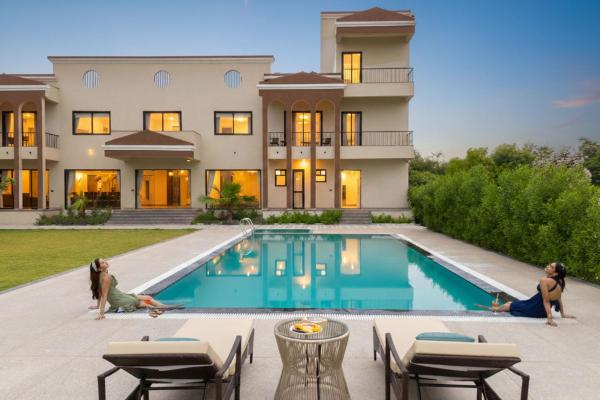 StayVista at Eleganza Villas & Resort, Jaipur, Prenota  Hotel a Rajasthan con piscina, Piscina