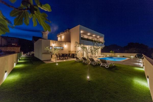 Villa Zlatne NiTi with heated pool, Buchen Sie  Hotels in Gespanschaft Split-Dalmatien mit Pool, Schwimmbad