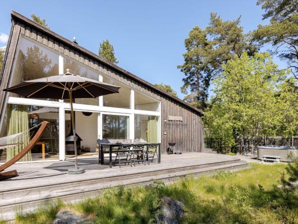 Holiday Home Lagunen Villa 2 by Interhome, Prenota  Hotel con piscina a Hudiksvall, Piscina