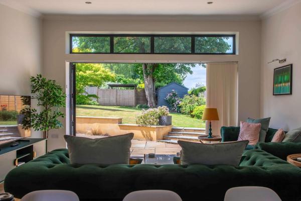 Bright Lofty House with Parking and Hot Tub, Buchen Sie  Bath 