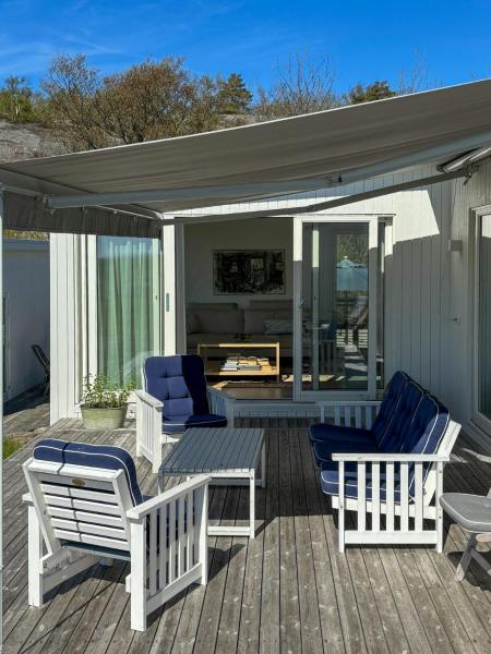 Seaside Villa With Guest House On The West Coast, Prenota  Hotel a Gotaland con parcheggio, Parcheggio