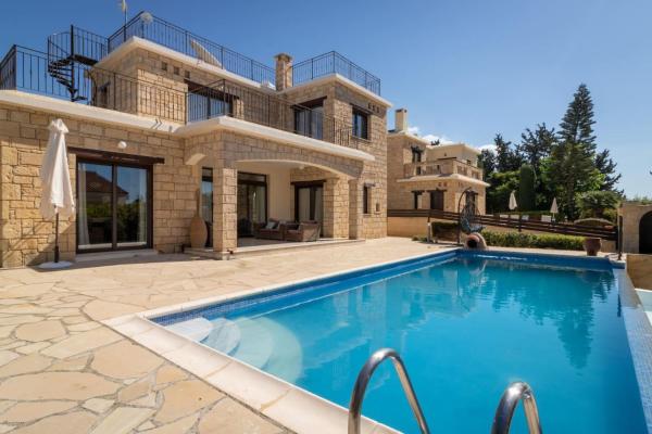 Villa Skandinavia - Modern 3BR Escape with Private Pool & BBQ, Buchen Sie  Hotels mit Pool in Peyia, Schwimmbad