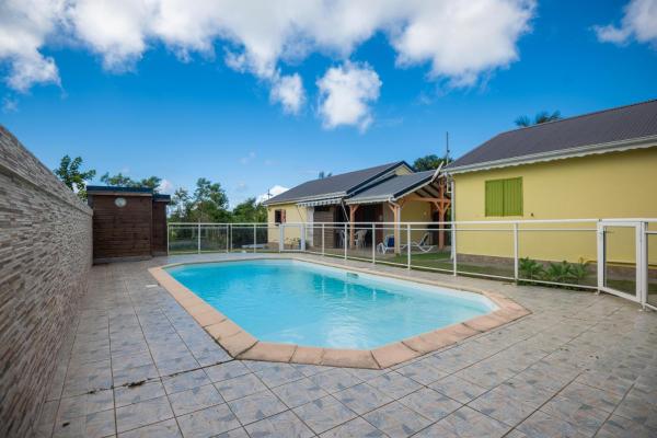 Villa Cannelle - Maison climatisée St-François, Prenota  Hotel con piscina a Grande-Terre, Piscina