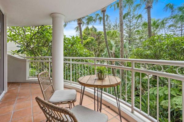 Sun-kissed Serenity: Mediterranean in Burleigh, Reserva ahora  Hoteles con piscina en Queensland, Piscina