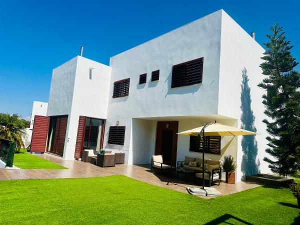 Lux Villa with Year-Round Heated Pool & Game Room, Buchen Sie  Montequinto Andalusien