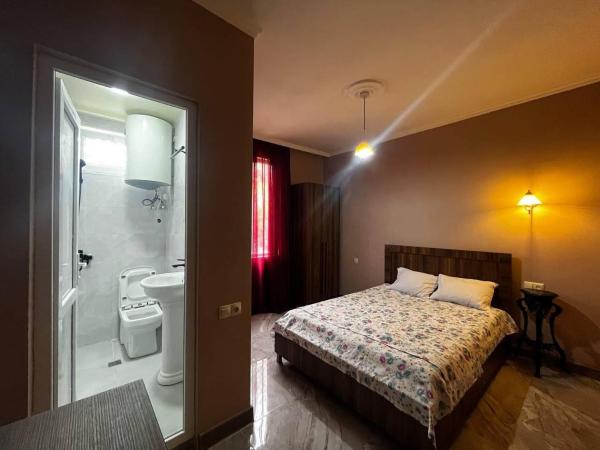 Nargizi guest house, Prenota  Hotel a Ajara con parcheggio, Parcheggio
