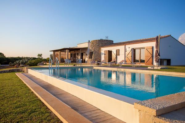 Villa Ella, Buchen Sie  Hotels in Castrignano del Capo mit Pool, Schwimmbad