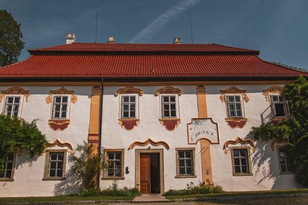 Zámeček Ostrov, Reserva ahora  Hoteles en Bohemia Central con aparcamiento, Aparcamiento