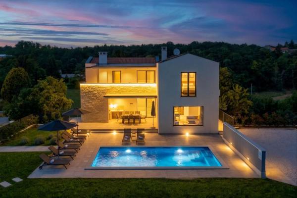 Modern 300m2 Villa - King Beds & Leisure Zone, Reserva ahora  Hoteles en Tinjan con piscina, Piscina