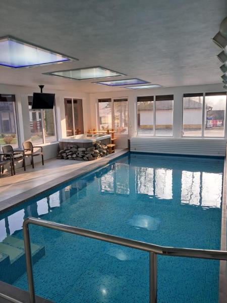 Serce Lasu - Hotel z Duszą i Energią Kamieni, Prenota  Hotel con piscina a Precarpazi, Piscina
