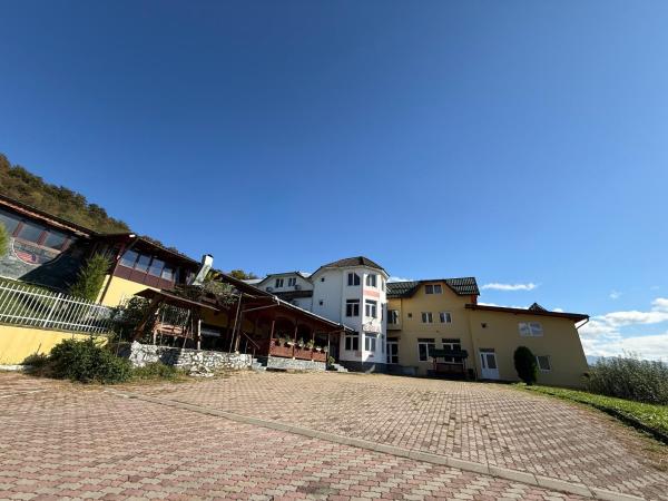 Hostel Cora, Prenota  Hotel con piscina a Hunedoara, Piscina
