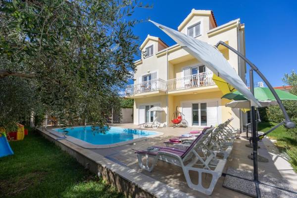 Holiday home-Villa Bile, 50m from the sea, pool, Buchen Sie  Kaštela Gespanschaft Split-Dalmatien
