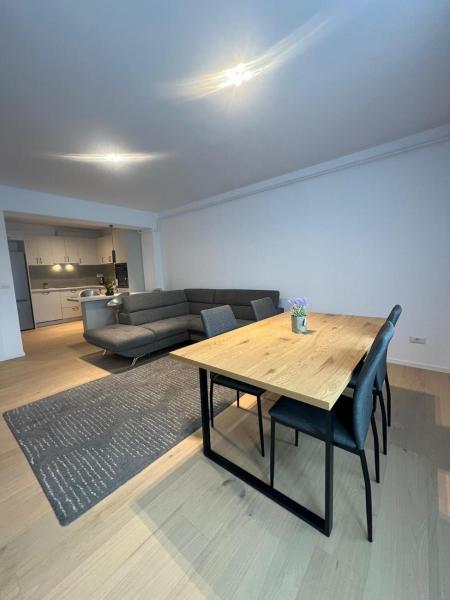 Cozy London Escape, Reserva ahora  Hoteles en Suceava con aparcamiento, Aparcamiento