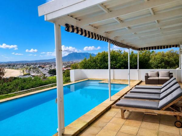 Amazing View Villa, Sleeps 9, Buchen Sie  Hotels in Helderberg mit Pool, Schwimmbad