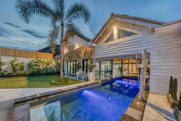 Serene 4BD Tropical Villa 5 Mins to Cemagi Beach, Reserva ahora  Hoteles con piscina en Cemagi, Piscina