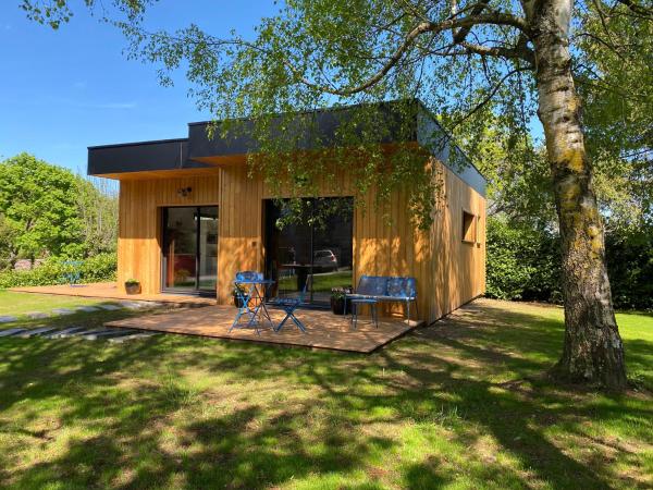 Chalets modernes avec terrasse et ruisseau au pied des Volcans, Buchen Sie Chalet Orcines Auvergne Volcanoes