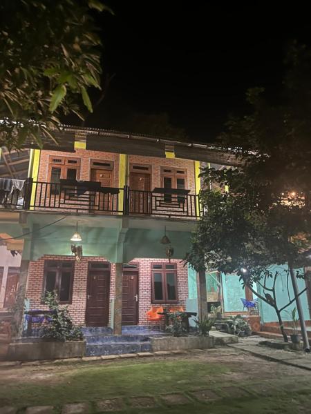 Sumatera Happy Track Tour Guest House, Reserva ahora  Hoteles en Sumatra con aparcamiento, Aparcamiento