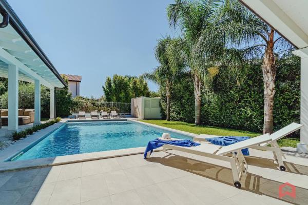 Esclusiva Villa con Piscina Privata a Mondello, Buchen Sie  Palermo Sizilien