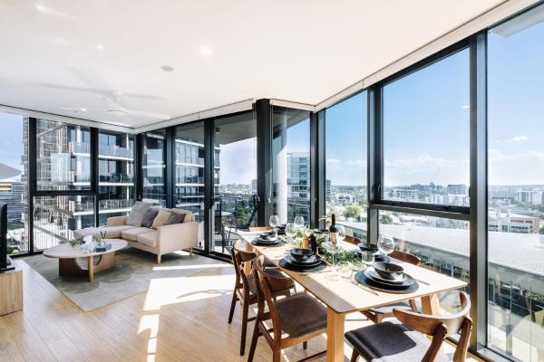 Skyline Serenity 2BR Apt with River & City Views, Prenota  South Brisbane 