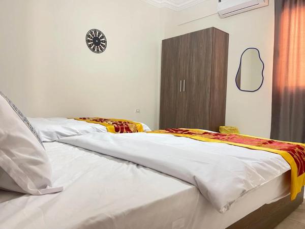 北京之夜华人民宿&餐厅, Prenota  Hotel a Cairo Governorate con parcheggio, Parcheggio