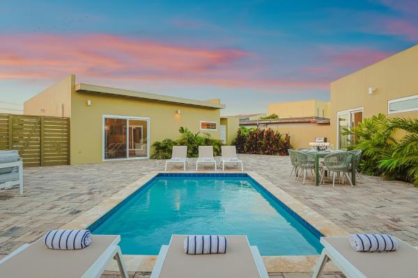 Modern 3BR Pool Villa 3 Mins to Beach by Bocobay, Prenota  Hotel con piscina a Palm-Eagle Beach, Piscina