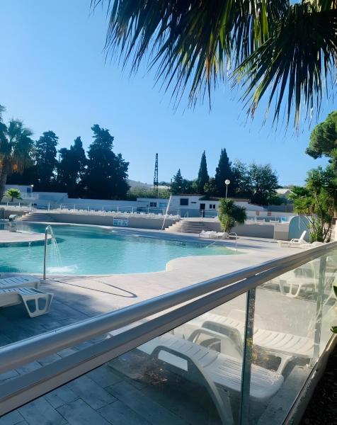 Mobil Home de luxe 6 pers, Réserver  Hôtels à Canal du Midi avec piscine, Piscine