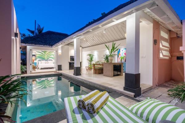 Ocean Two 1BR Villa Honeymoon Seminyak, Buchen Sie  Hotels mit Pool in Badung, Schwimmbad