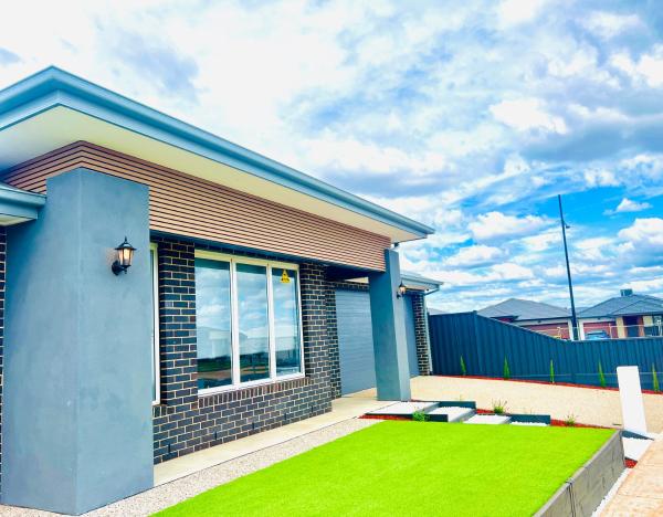 Modern 4 Bed 4 Bath Family friendly Villa, Buchen Sie  Melton South Victoria