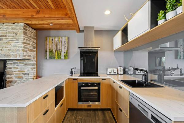 Lakeview Alpine Villa - Great Views, Close to Town, Buchen Sie   