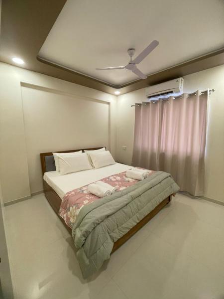 Golden Stays, Réserver  Hôtels à Gujarat avec piscine, Piscine