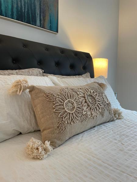 Casa Del Mar-A family Suite in Victoria, Book  Langford South Vancouver Island