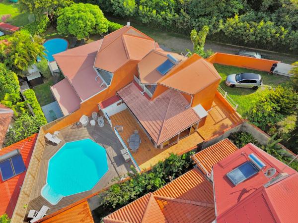 Villa Ciel Bleu - 100m de la mer, Prenota  Hotel con piscina a Fort-de-France, Piscina