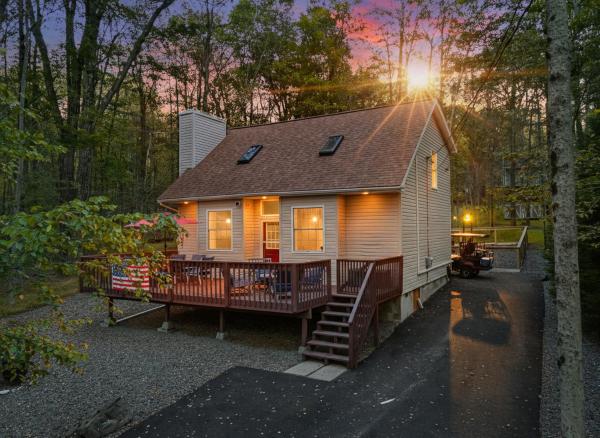 Pocono Lake Escape, includes Golf Cart, Hot Tub, Buchen Sie  Hotels in Pennsylvania mit Parkplatz, Parkplätze